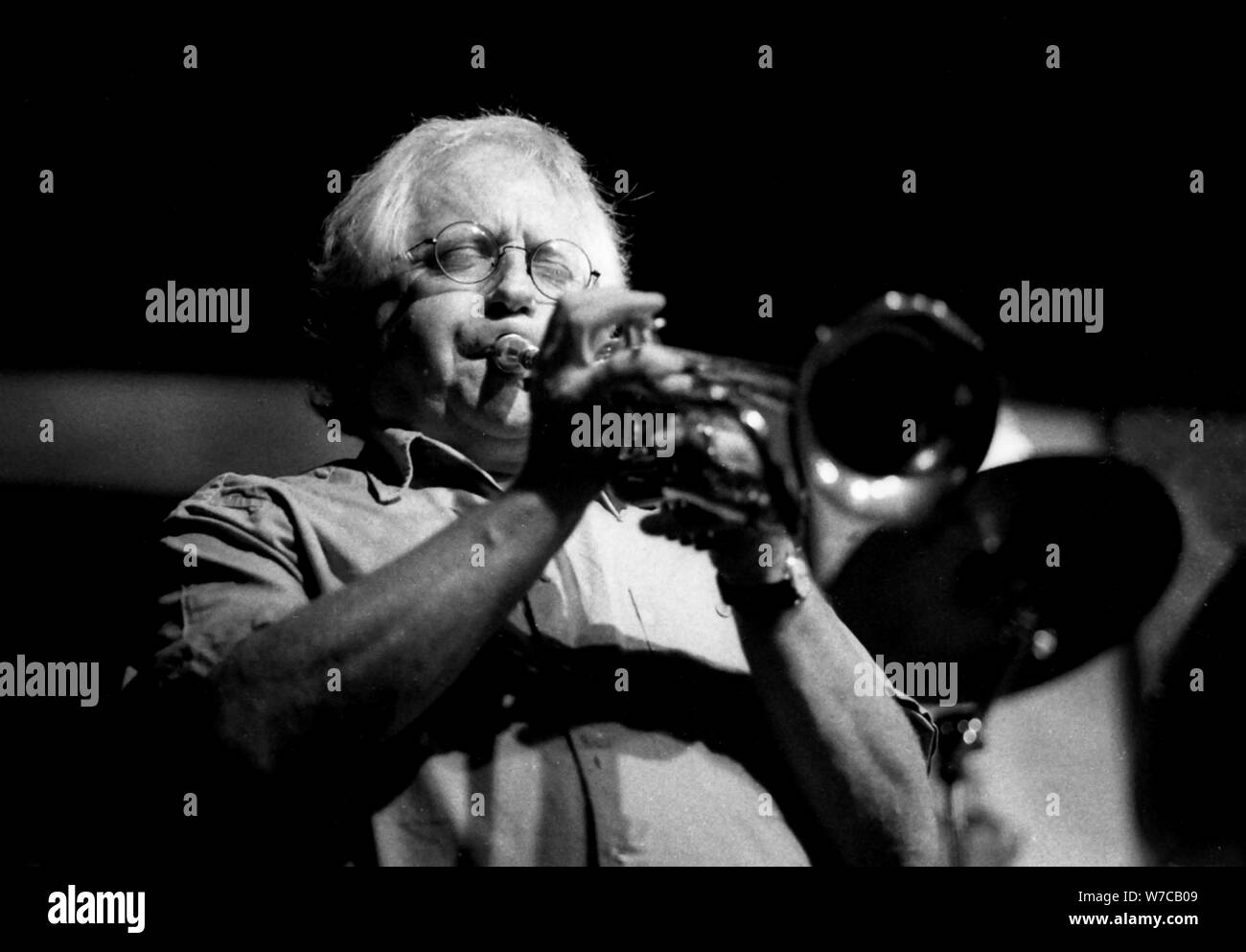 Henry Lowther, Watermill Jazz Club, Dorking, Surrey, Septembre, 2000. Artiste : Brian O'Connor. Banque D'Images