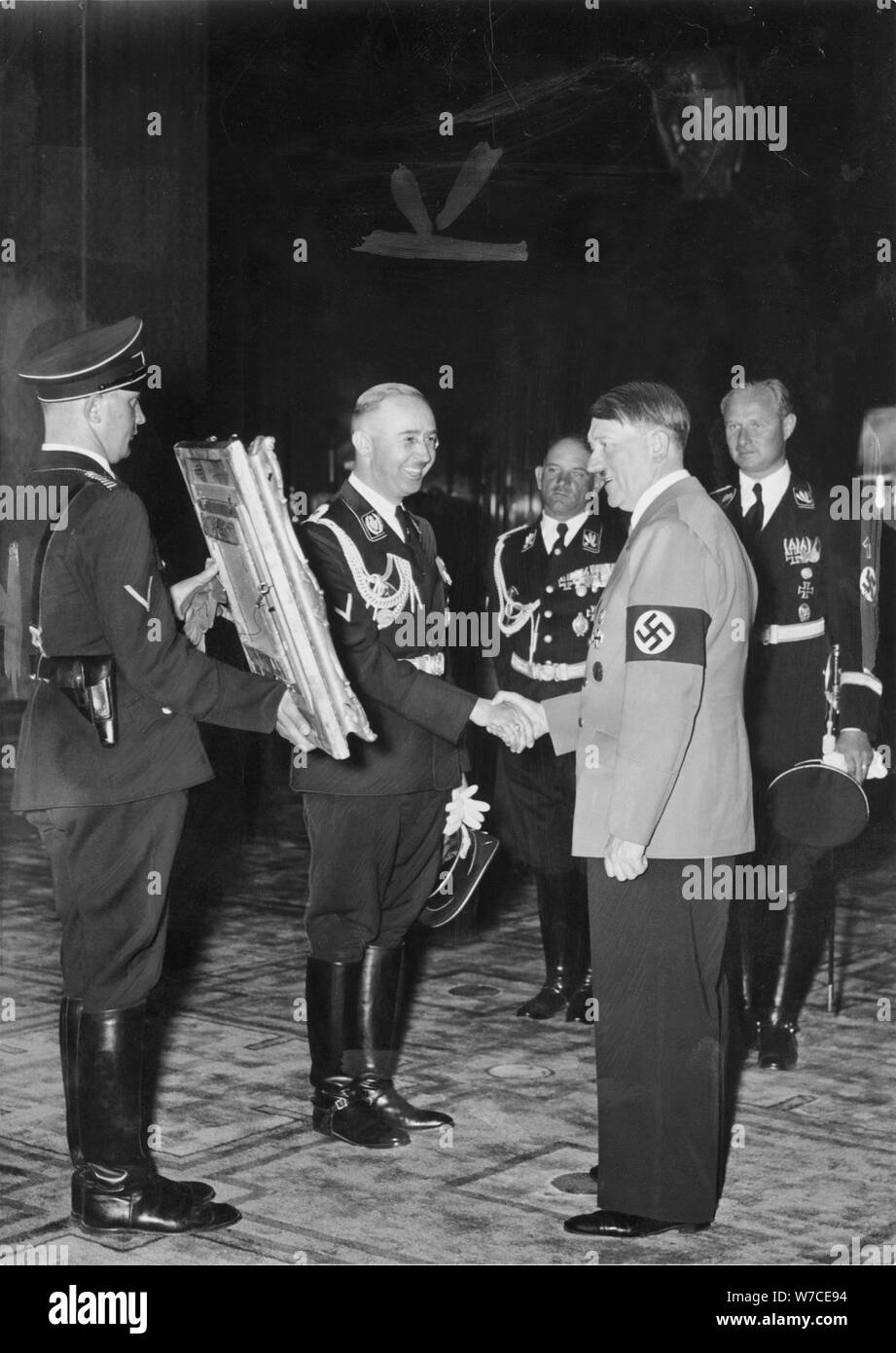 Heinrich Himmler présente une peinture à Hitler comme cadeau d'anniversaire, le 20 avril 1939. Banque D'Images