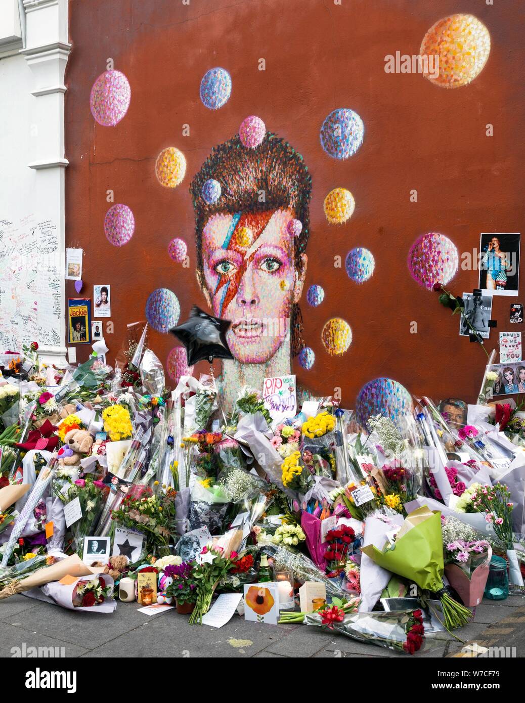 Hommage à David Bowie, Tunstall Road, Brixton, Londres, janvier 2016. Artiste : Chris Redgrave. Banque D'Images