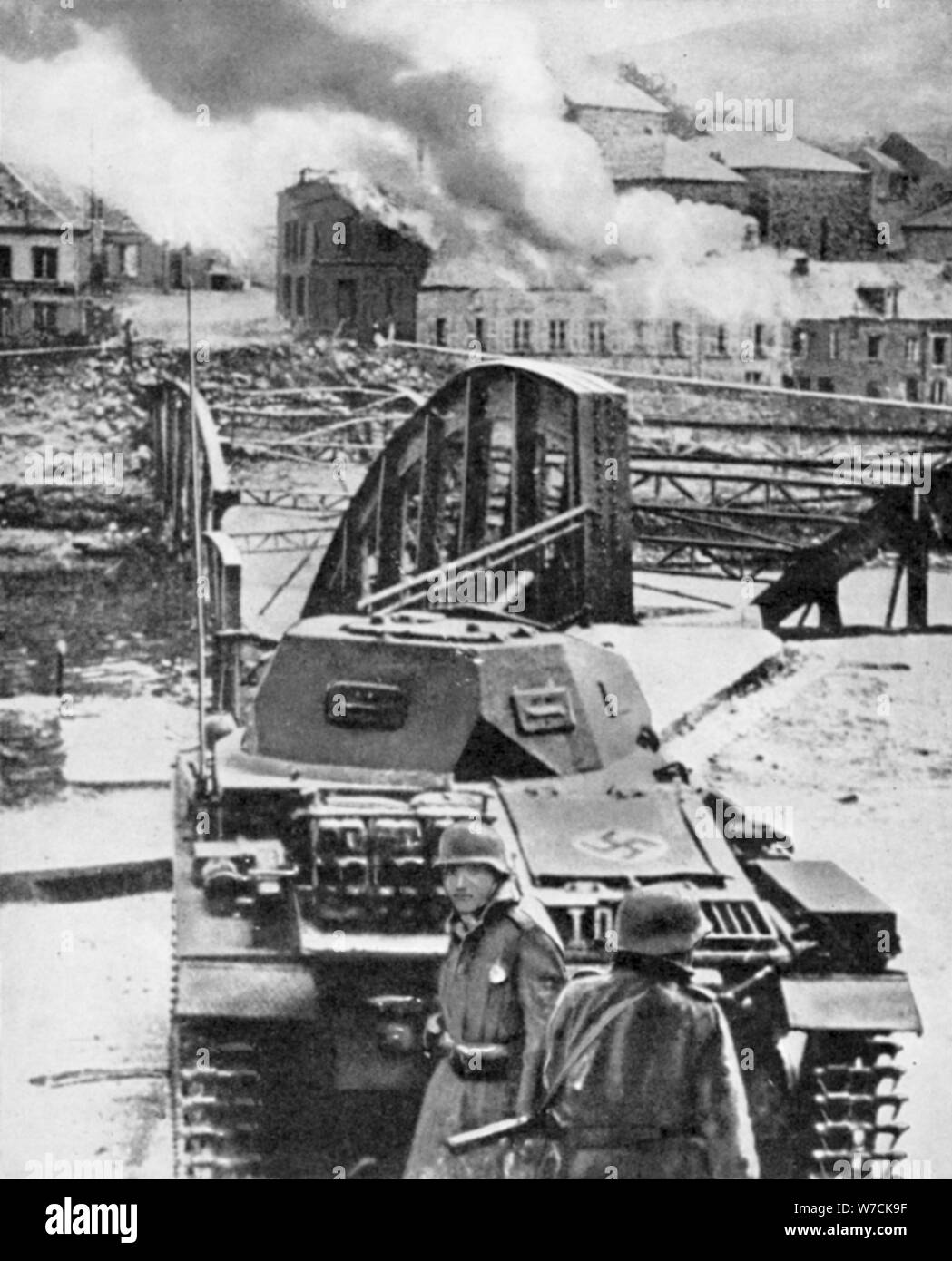 Destruction de pont sur la Meuse par les Belges pour arrêter l'avance allemande, la Première Guerre mondiale 2, 1940. Artiste : Inconnu Banque D'Images