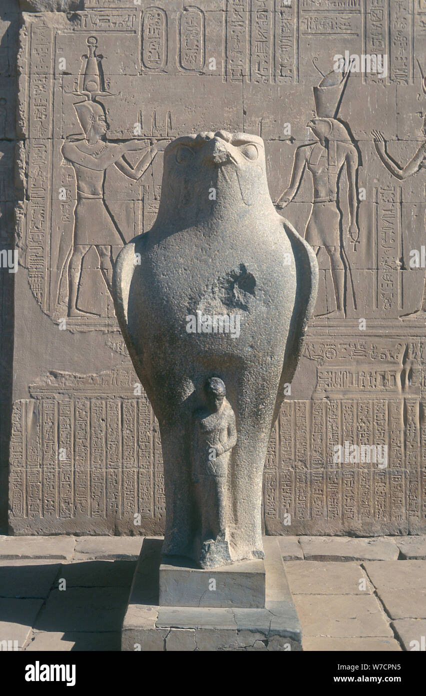 Statue géante de l'Egypte antique dieu à tête de faucon, Horus Edfou, Egypte. Artiste : Inconnu Banque D'Images