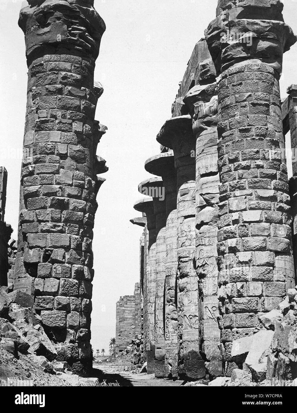 Allée centrale du grand temple de Karnak, en Egypte, en 1878. Artiste : Inconnu Banque D'Images