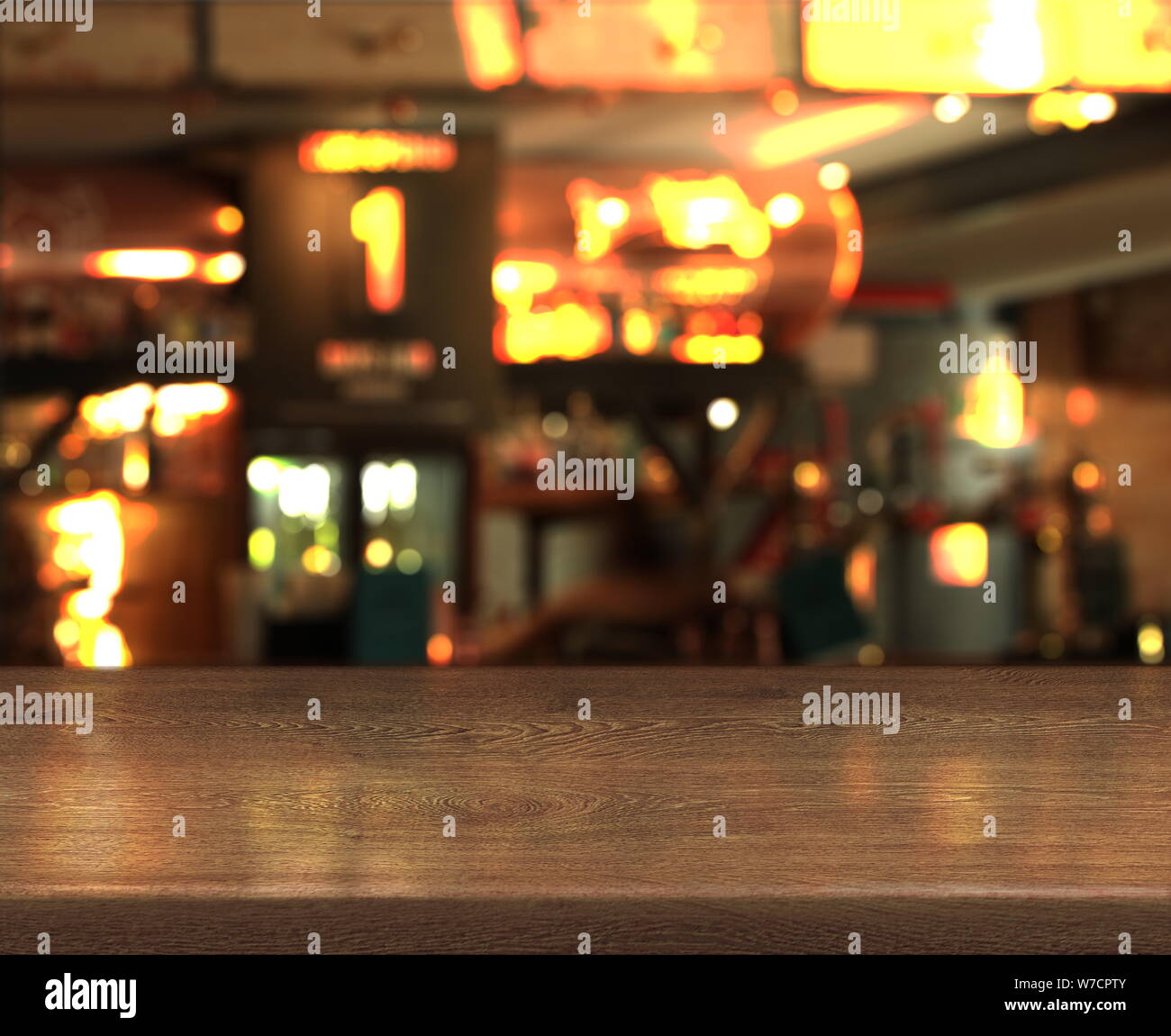 Arrière-plan flou flou avec table en bois vide en haut nuit cafe Banque D'Images