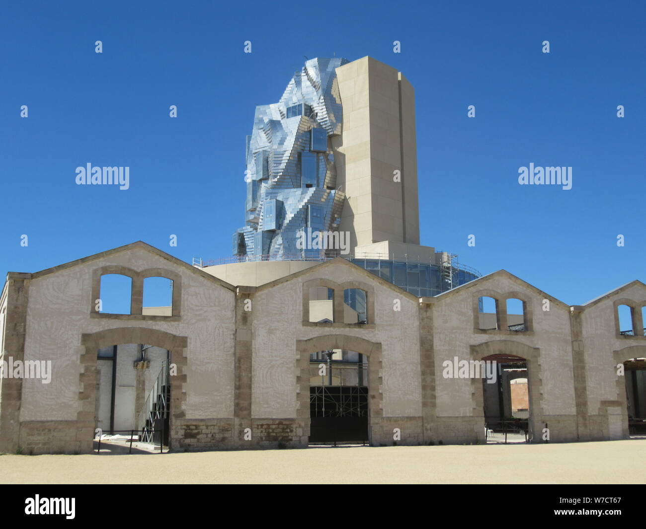 10 juillet 2019, Arles, France : l'un dans le Parc des ateliers à Arles. Les 56 mètres de haut bâtiment par la star américaine architecte F. O. Gehry avec salles d'exposition, un café et restaurant sera ouvert dans quelques mois. Il sera alors composé de plus de 11 000 boîtes en aluminium.(dpa "de Van Gogh à Gehry : femme Suisse investit des millions à Arles') Photo : Sabine Glaubitz/dpa Banque D'Images