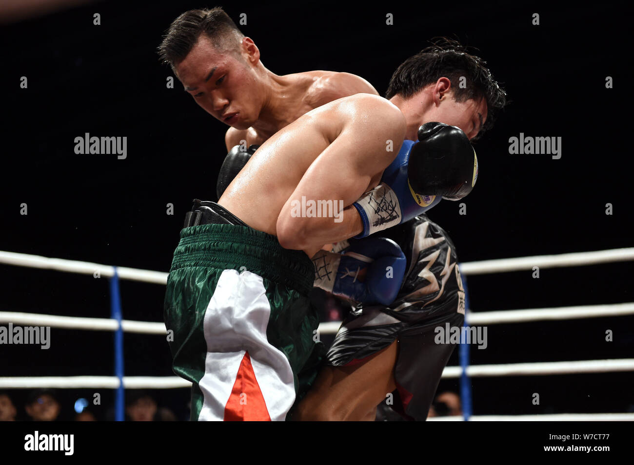 Li Yangjiang de Chine, avant, est en concurrence avec Takuya Watanabe du Japon au cours de la super featherweight titre WBO intercontinental combat au cours de l'Affrontement Banque D'Images