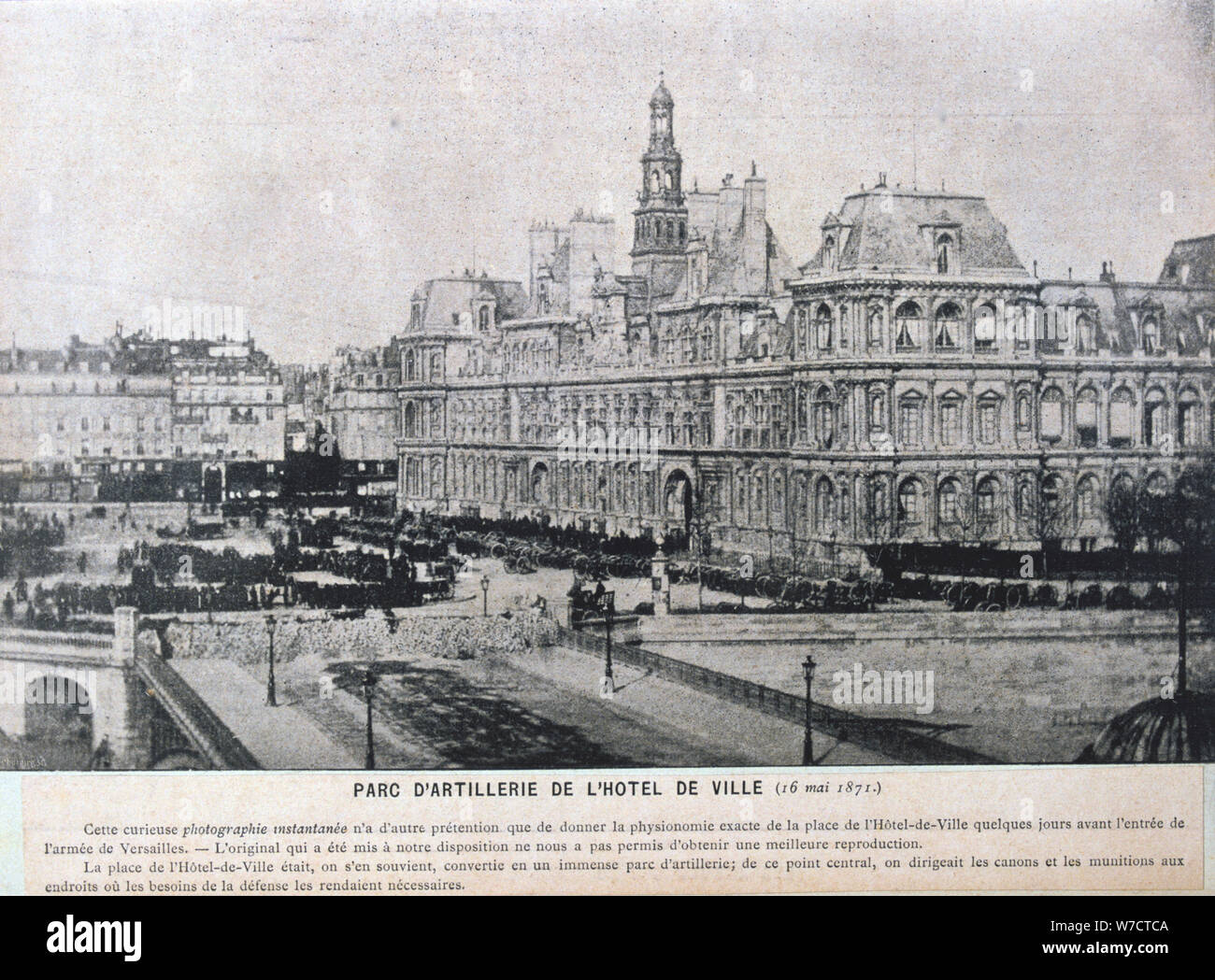 Pièces d'artillerie alignés à l'extérieur de l'Hôtel de Ville, Paris, le 16 mai 1871. Artiste : Inconnu Banque D'Images