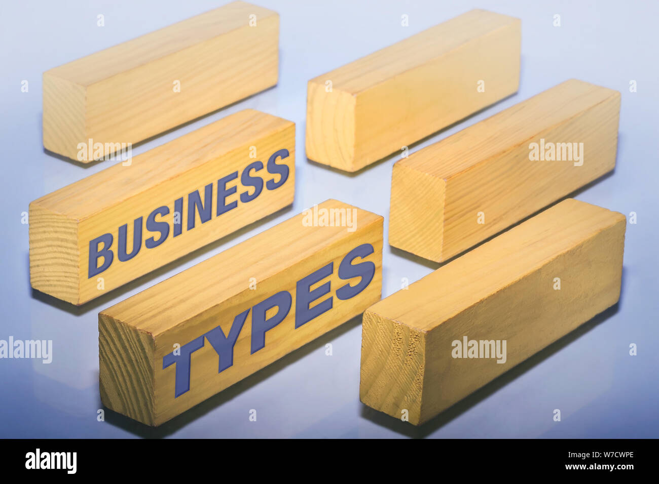 Types d'affaires montrant vide pièces de bois comme lieu pour les différentes entités juridiques. Banque D'Images