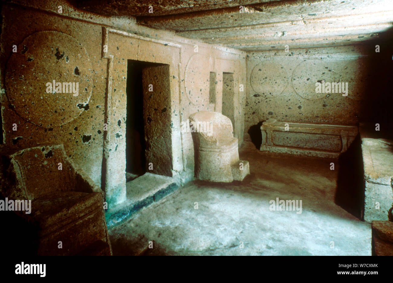 Entrée d'un tombeau dans une nécropole étrusque de Cerveteri (Caere), l'Italie, c7e et 6e siècle avant J.-C.. Artiste : Inconnu Banque D'Images