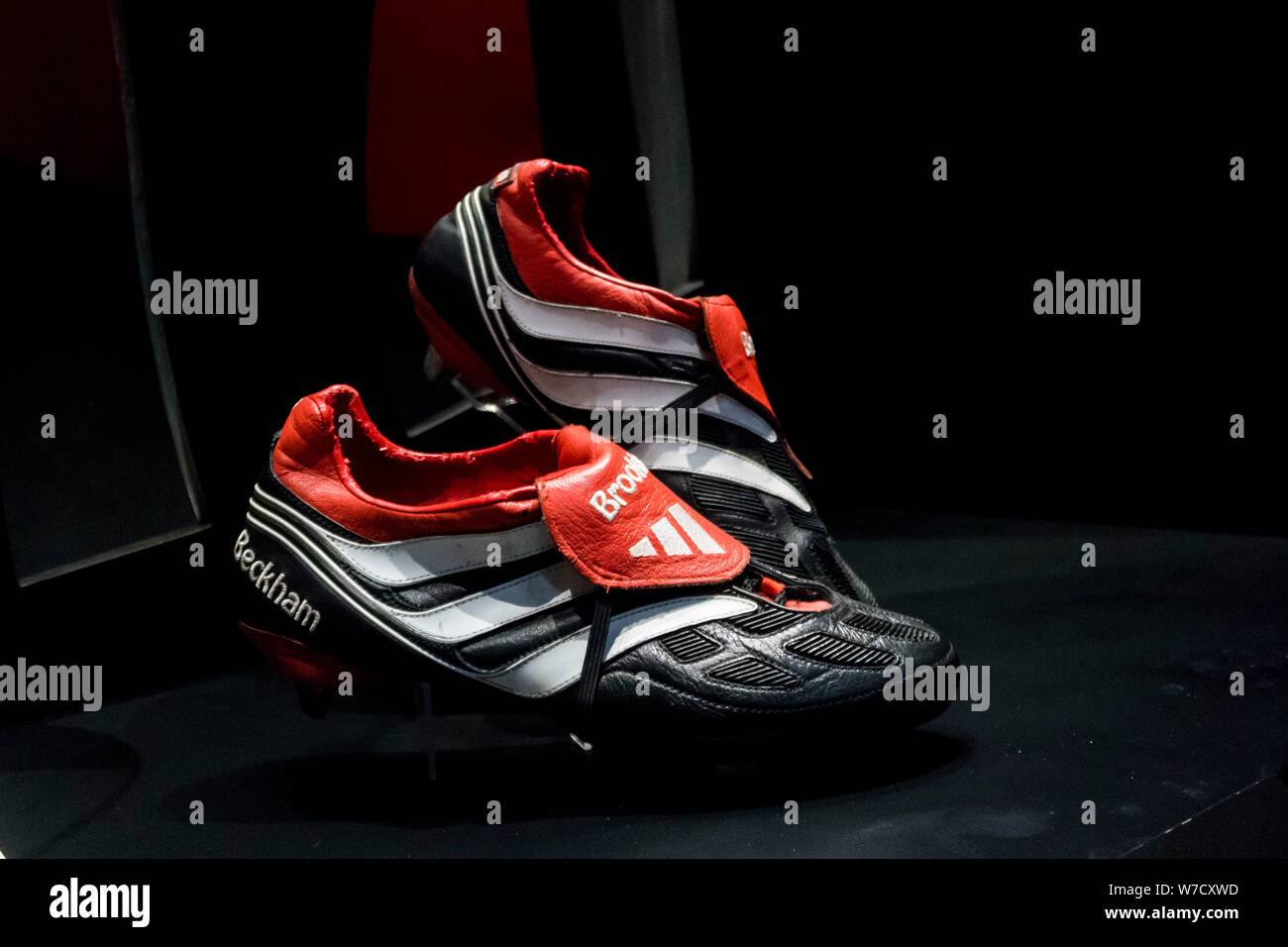 Une paire de chaussures de football 'Brooklyn' portés par David Beckham est  sur l'affichage duirng 'Shoes : Plaisir et douleur", exposition présentée  par Victoria et Albert M Photo Stock - Alamy