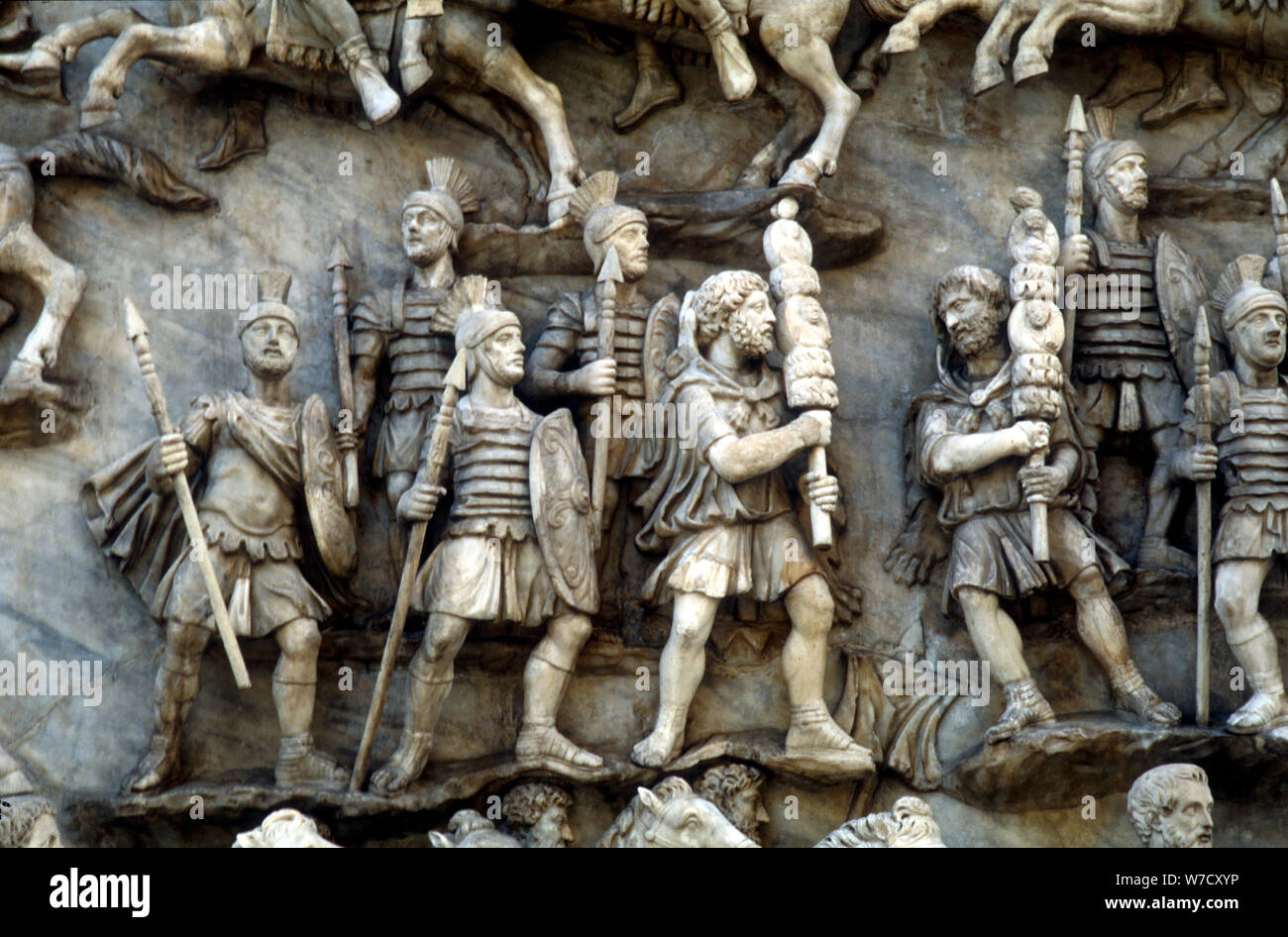 Soldats Romains qui prennent part à l'encerclant decursio, rituel de bûcher, c180-196. Artiste : Inconnu Banque D'Images