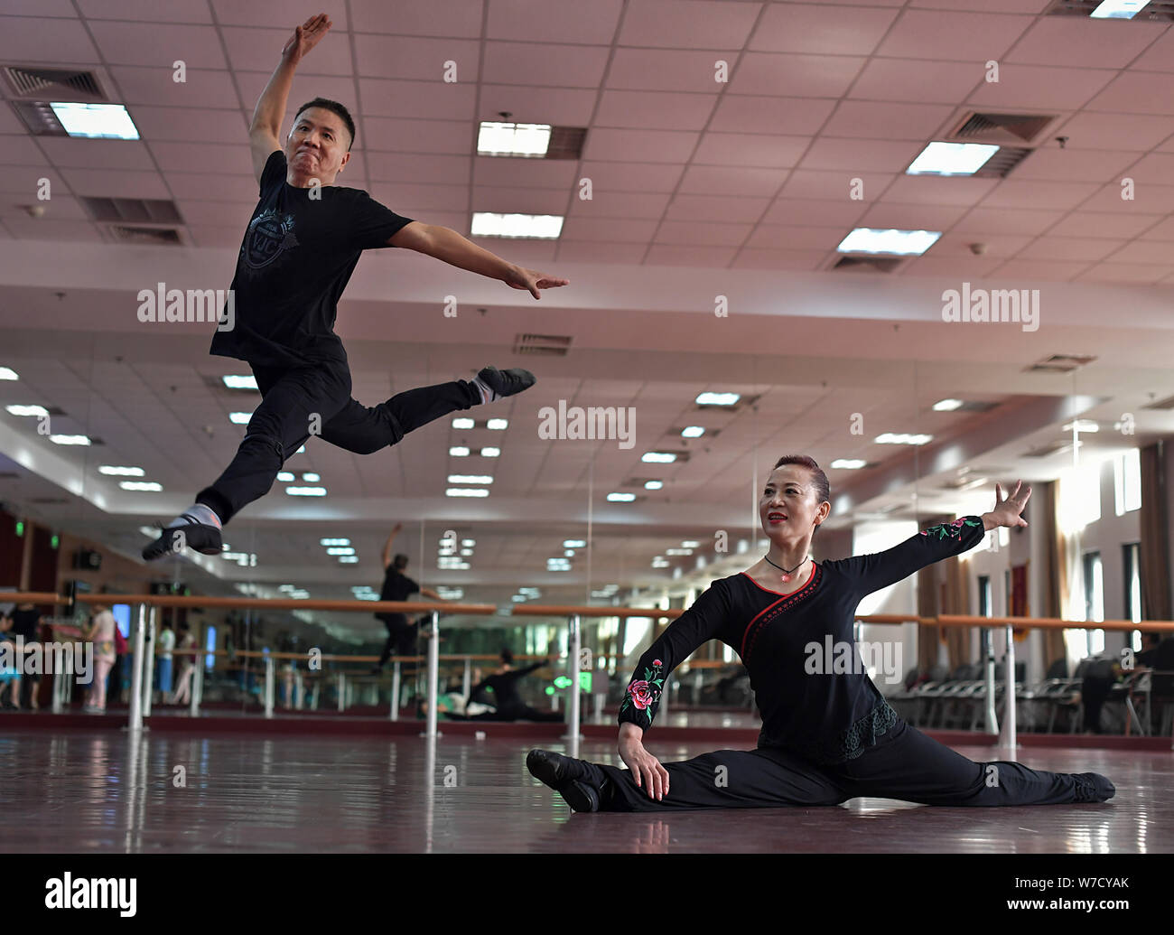 --FILE--membres de la troupe de danse chinoise, avec une moyenne d'âge de 63 ans, d'un institut pour personnes âgées ballet pratique dans un centre de formation en Banque D'Images