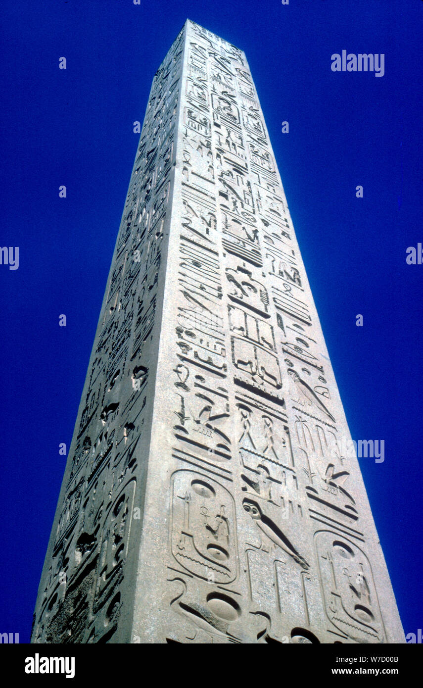 Obélisque de Ramsès II, Temple sacré pour Amon et Mout Khons, Luxor, Egypte, c 13e siècle avant J.-C.. Artiste : Inconnu Banque D'Images