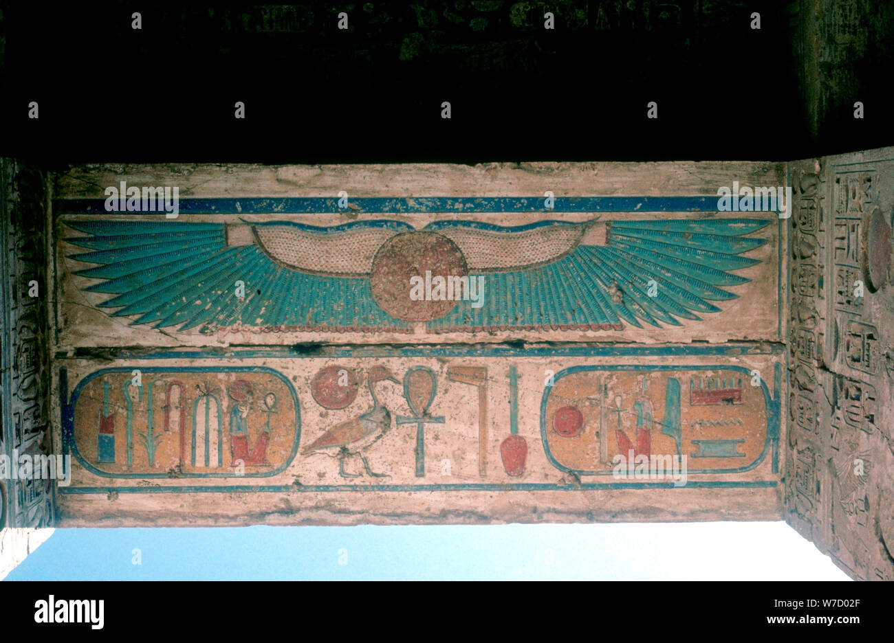 Cartouches ci-dessous un uræus, temple funéraire de Ramsès III, Luxor, Egypte, c12th siècle. Artiste : Inconnu Banque D'Images