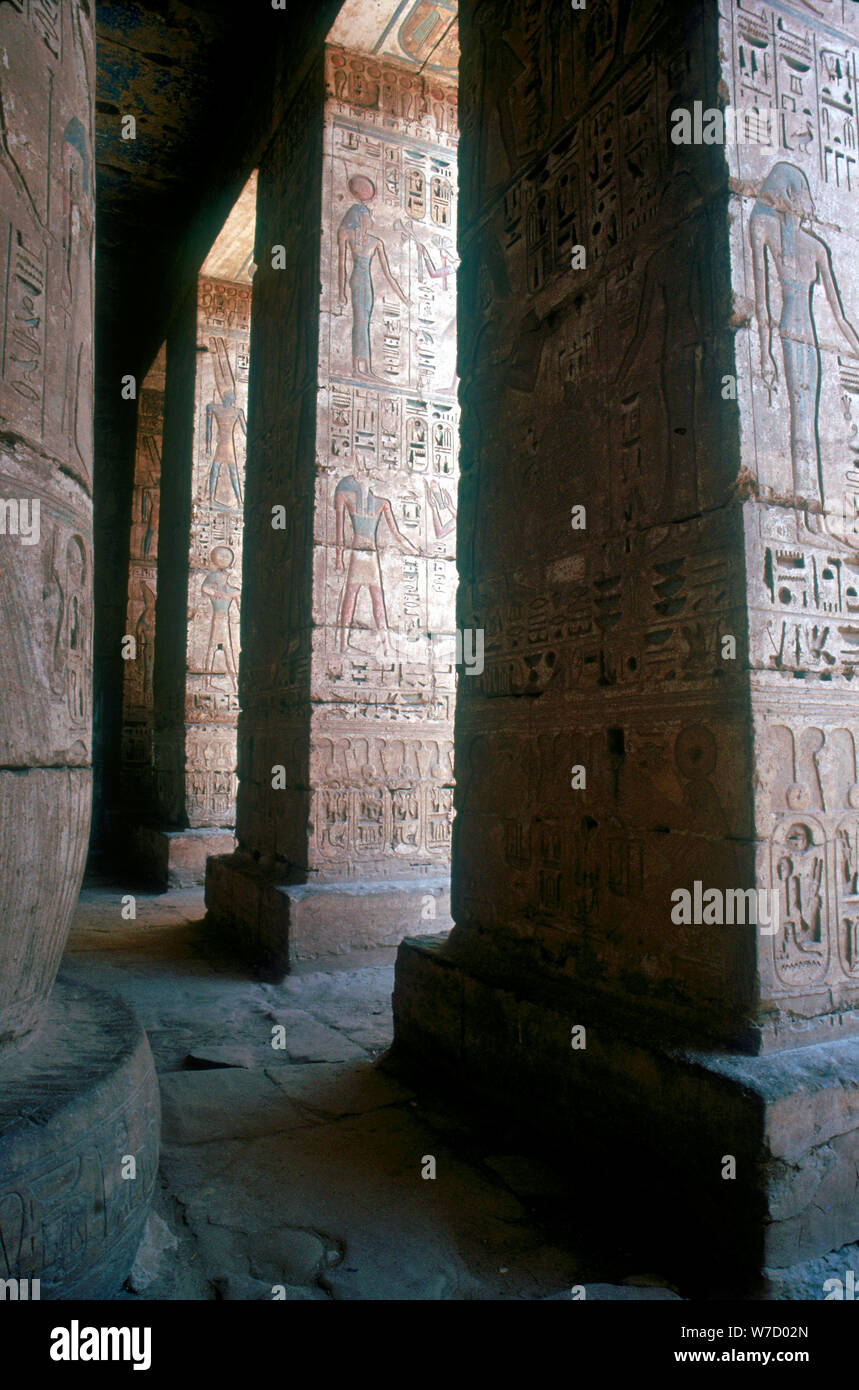 Dieux égyptiens gravés sur piliers, temple funéraire, Medinat Habu, Égypte, c12th siècle av. Artiste : Inconnu Banque D'Images