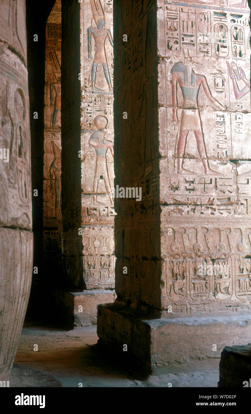 Dieux égyptiens gravés sur piliers, temple funéraire, Medinat Habu, Égypte, c12th siècle av. Artiste : Inconnu Banque D'Images