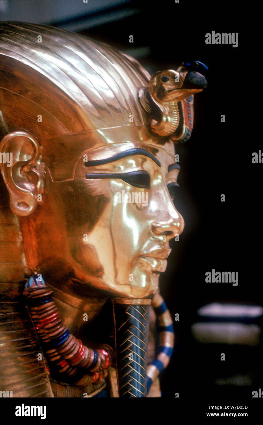 Masque en or de Toutankhamon sur le deuxième cercueil. Artiste : Inconnu Banque D'Images