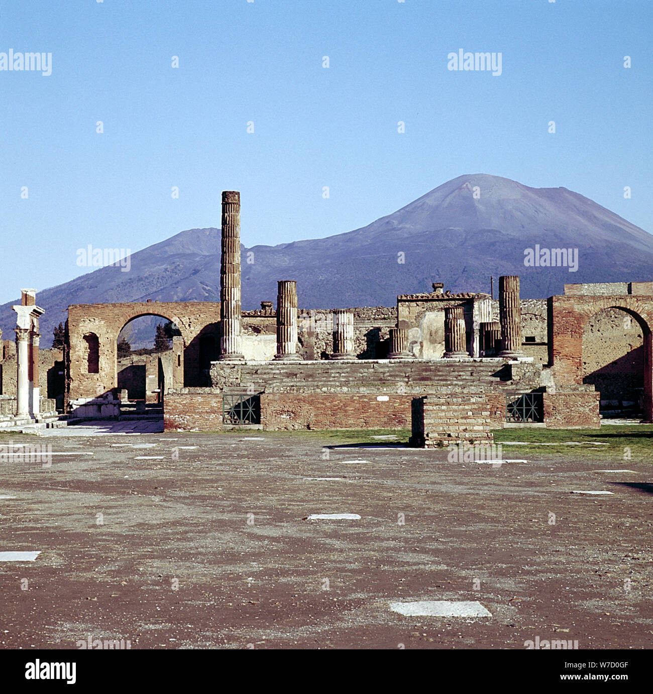 Le Capitole de l'instance et le Vésuve, Pompéi, au-delà de l'Italie. Artiste : Inconnu Banque D'Images