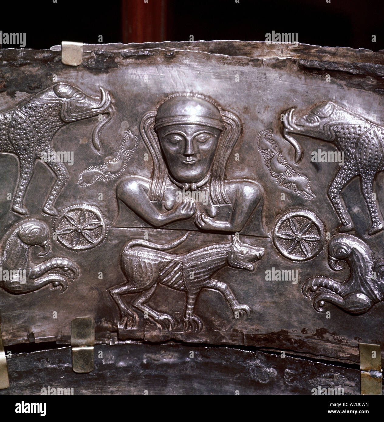 Chaudron de Gundestrup, déesse celtique avec les éléphants, danois, c100 BC. Artiste : Inconnu Banque D'Images