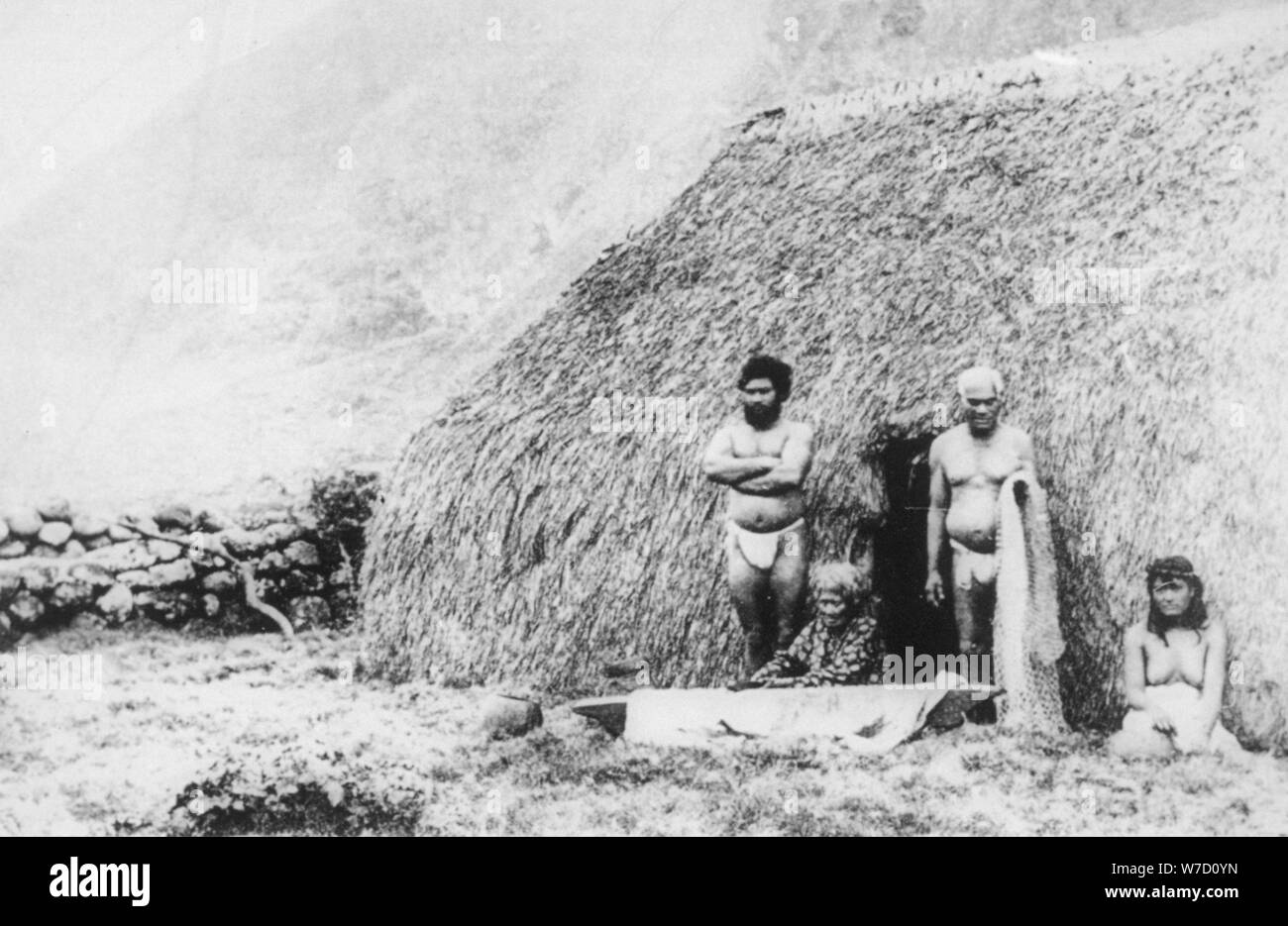 Une vieille femme en battant le tapa en face d'une maison, l'herbe de pili, Hawaii, Kalaupapa 19e siècle. Artiste : Inconnu Banque D'Images