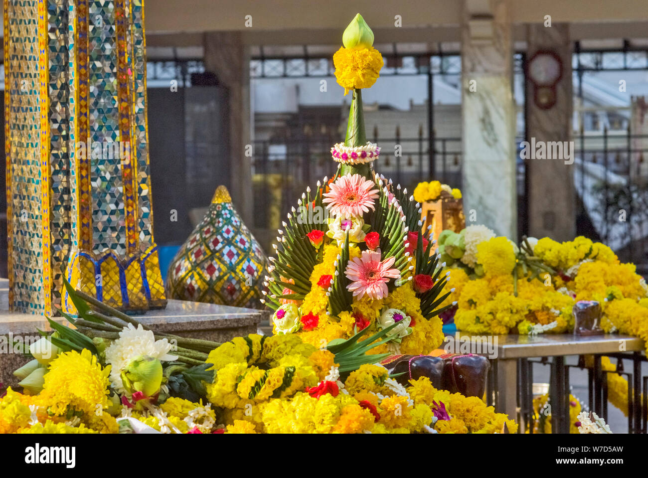 Guirlande de fleurs jaunes dans le sanctuaire d'Erawan, Bangkok, Thaïlande Banque D'Images