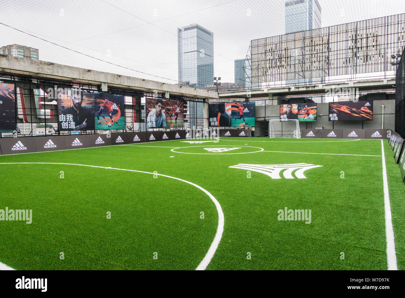 Un terrain de football est représenté sur le toit de l'Jinkai Plaza, le plus grand d'Asie sports individuels et de l'expérience shopping centre a lancé par des Banque D'Images