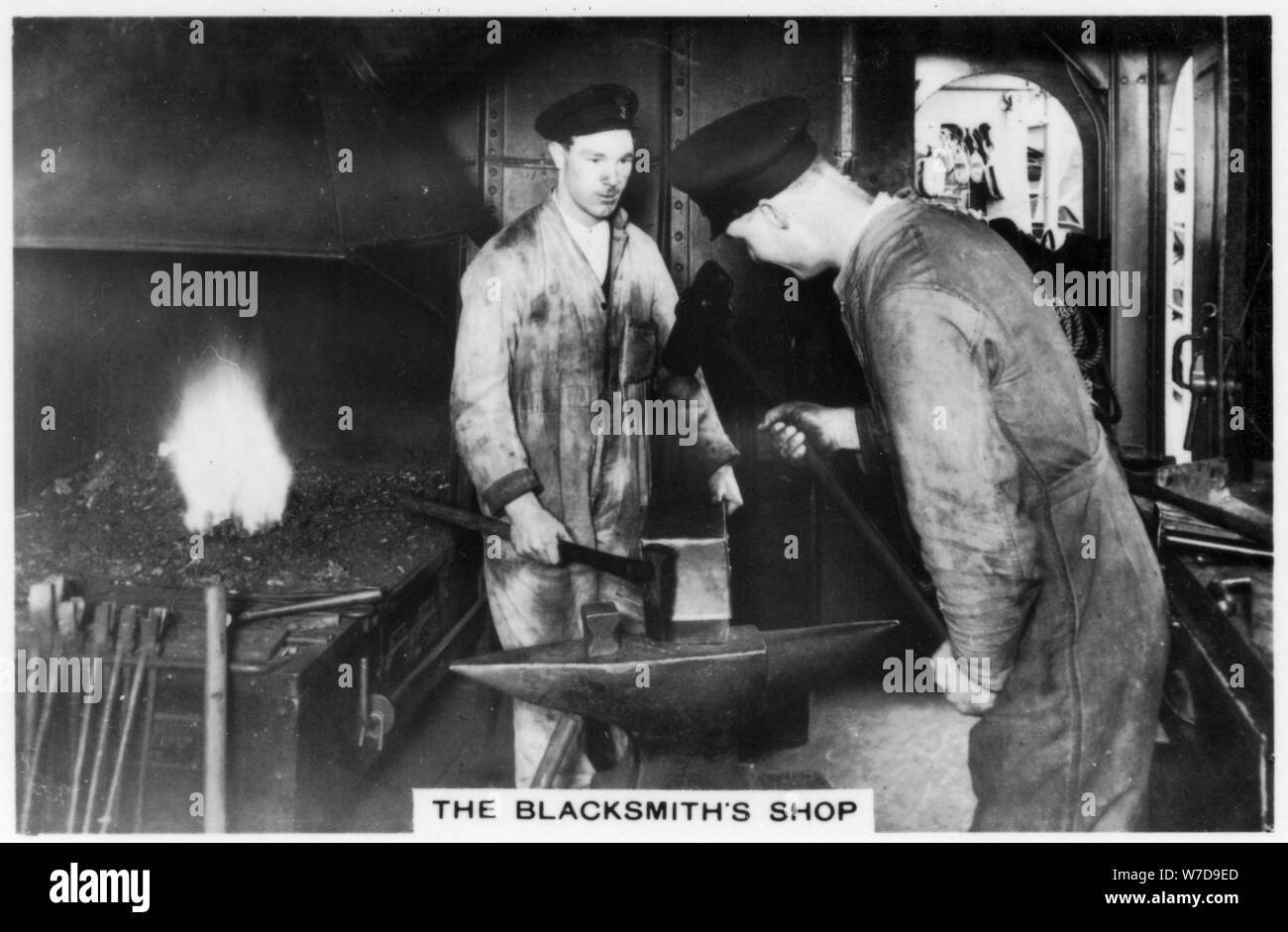 L'atelier du forgeron à bord du cuirassé HMS 'Nelson', 1937. Artiste : Inconnu Banque D'Images