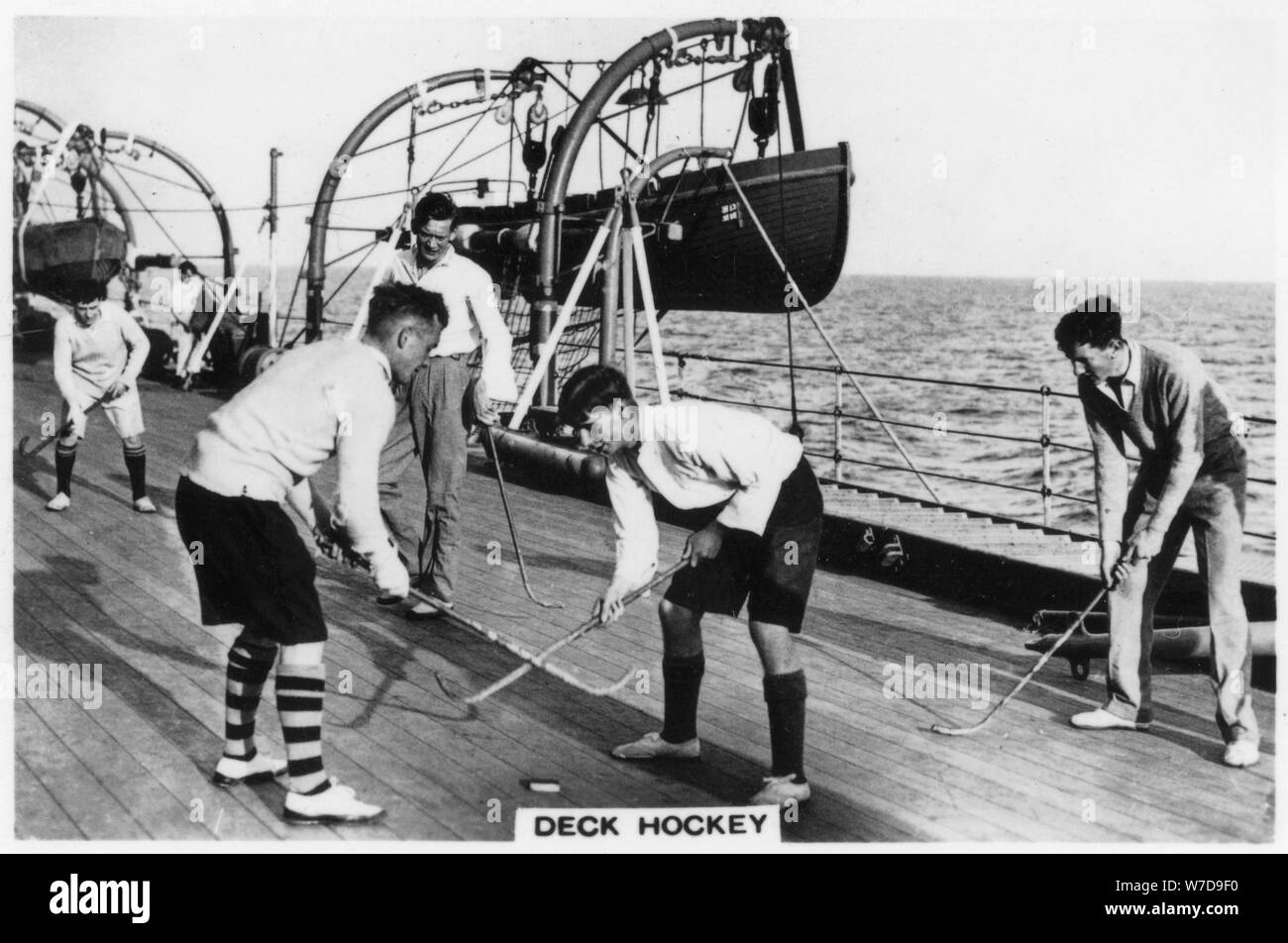 Hockey de pont à bord du cuirassé HMS 'Nelson', 1937. Artiste : Inconnu Banque D'Images