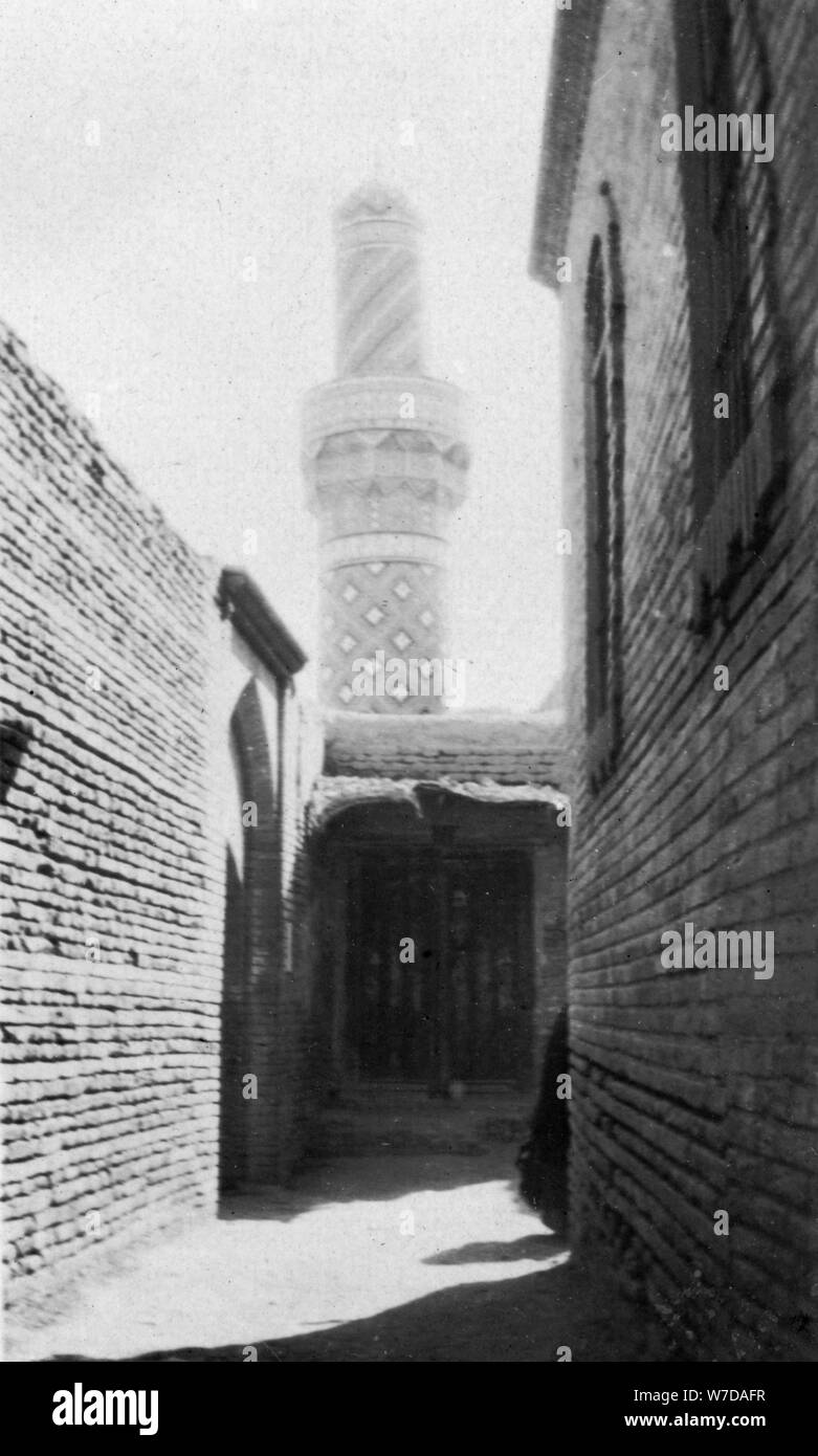 Backstreet et ancienne mosquée, Bagdad, Irak, 1917-1919. Artiste : Inconnu Banque D'Images