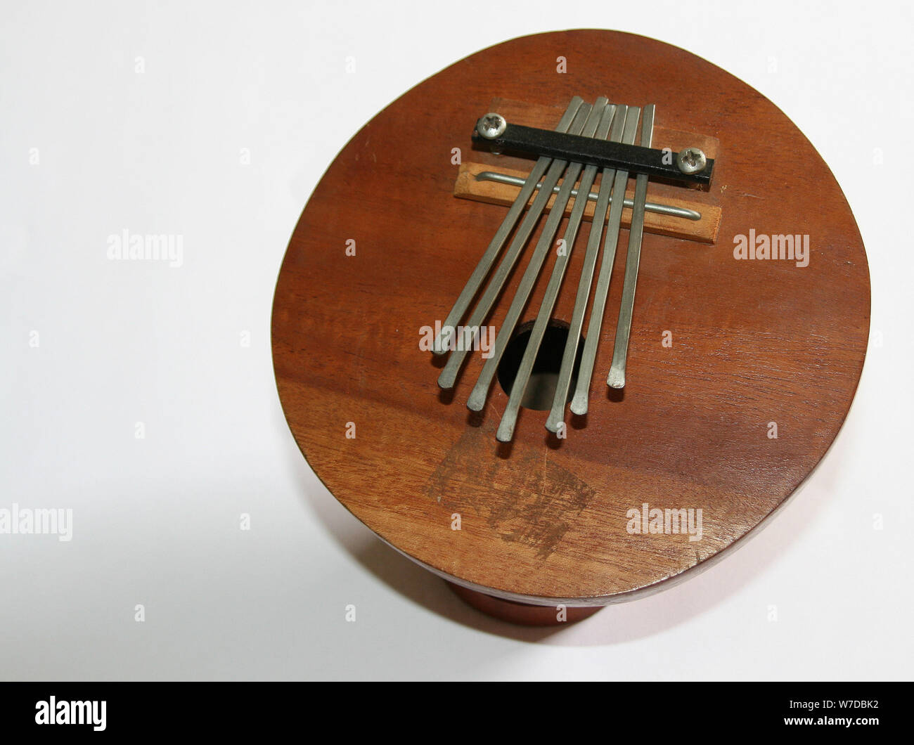 Instrument de musique traditionnelle africaine - Kalimba Photo Stock - Alamy