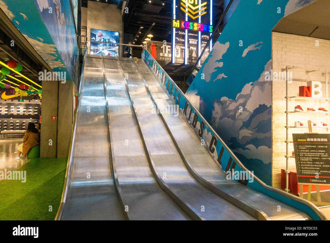 Les diapositives sont installés à la Jinkai Plaza, le plus grand d'Asie sports individuels et de l'expérience shopping centre a lancé par une forte vague de sports, à Chengdu Banque D'Images