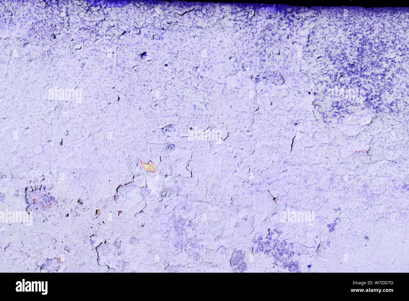 Vieux mur peint de couleur violette texture close up. Abstract background Banque D'Images