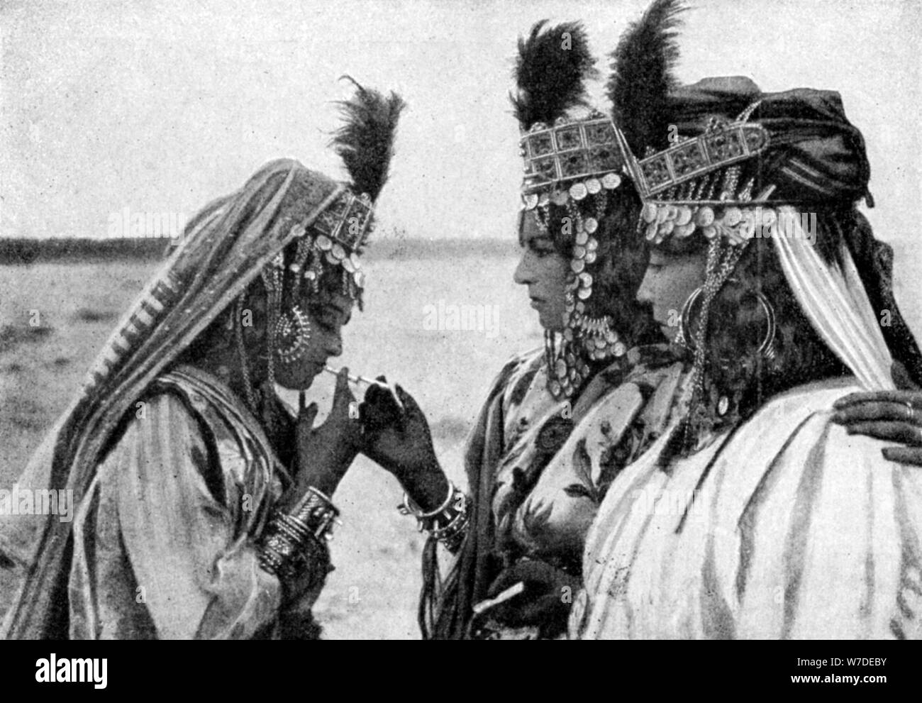 Les filles de la mulâtre Ouled Nails, Algérie, 1922.Artiste : UN Bougaut Banque D'Images