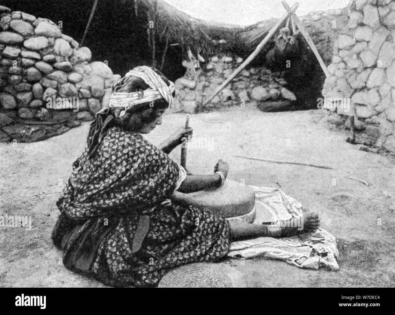 Une femme nomade de l'usine de préparation de couscous, l'Algérie, 1922.Artiste : UN Bougaut Banque D'Images