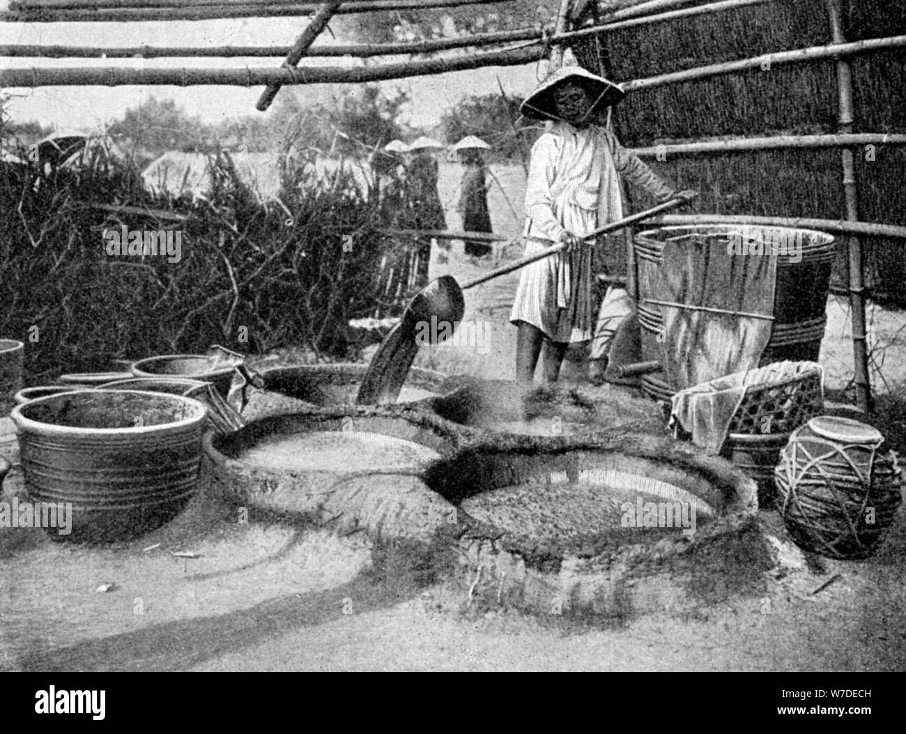 La clarification de la canne à sucre juce, Annam, Vietnam, 1922. Artiste : Inconnu Banque D'Images