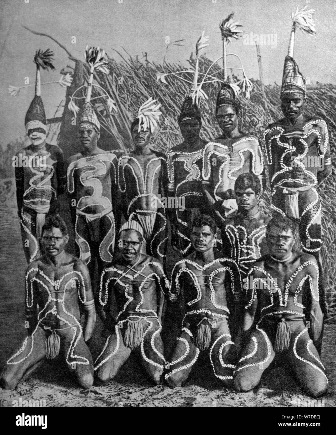 Les hommes de la terre jamais 'Jamais', dans totem, tenue en Australie, 1922.Artiste : PJ MacMahon Banque D'Images