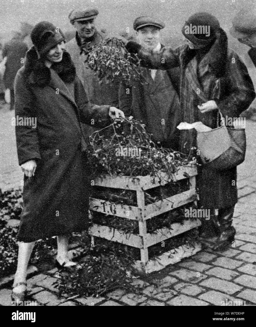 Les femmes qui choisissent des bouquets de gui, du marché calédonien, Londres, 1926-1927. Artiste : Inconnu Banque D'Images