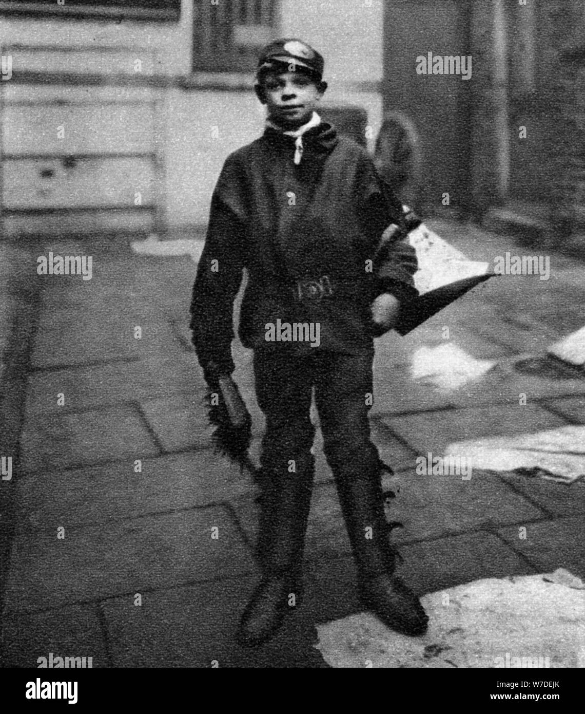 'Scavenger boy', qui nettoie les crottes de cheval dans le Road, Londres, 1926-1927. Artiste : Inconnu Banque D'Images