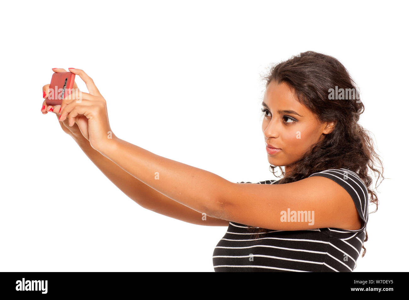 Jeune et belle fille en prenant un teint foncé autoportraits avec son smartphone Banque D'Images