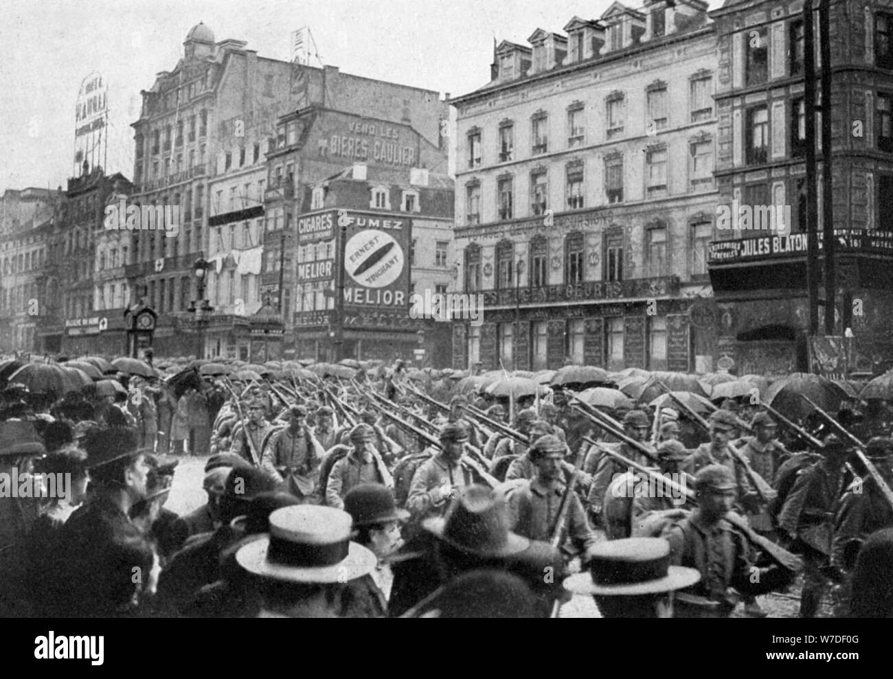 L'armée allemande marche dans Bruxelles, Première Guerre mondiale, c1914 (1920). Artiste : Inconnu Banque D'Images