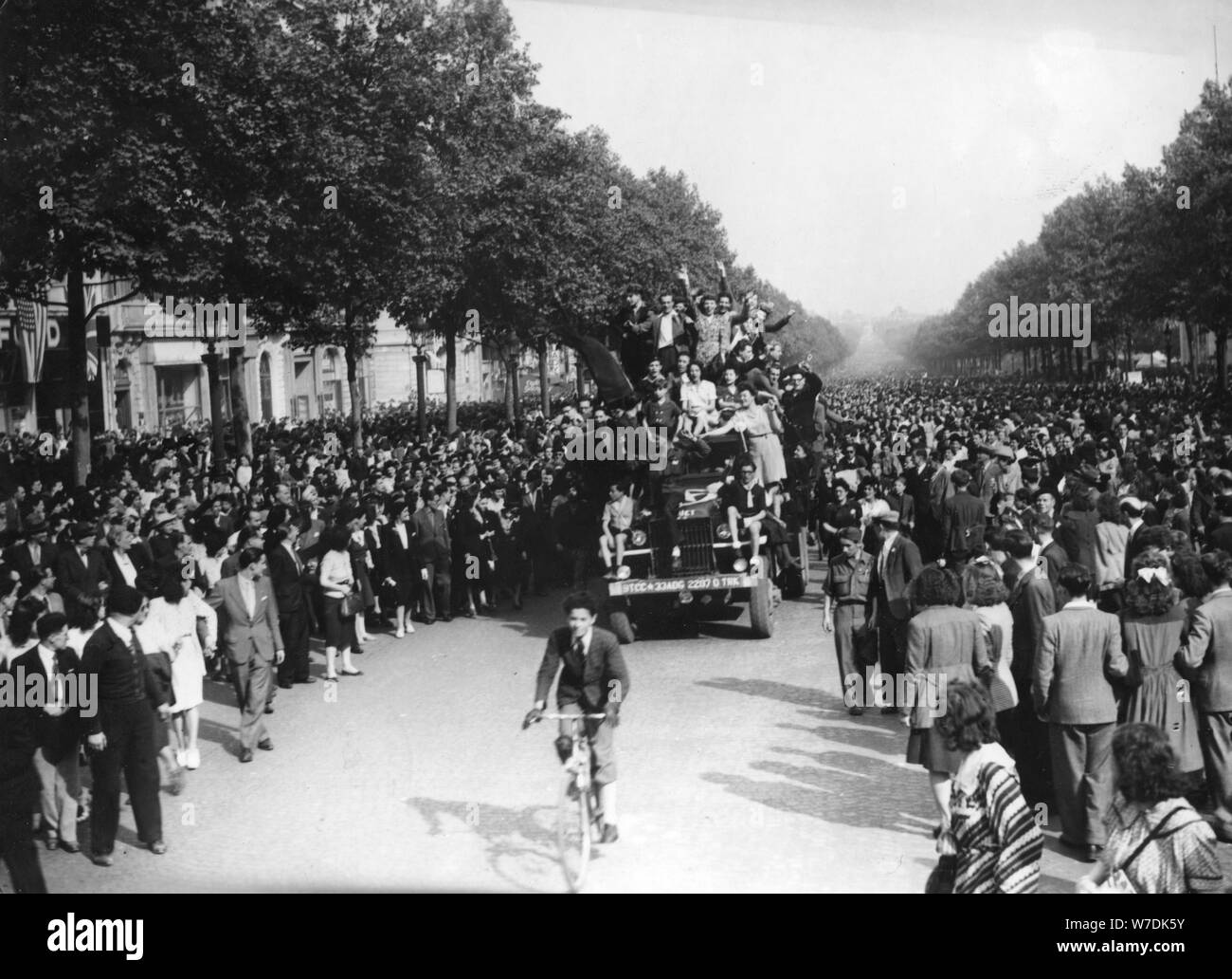 Le jour de la Victoire en Europe, l'Avenue des Champs-Elysées, Paris, le 8 mai 1945. Artiste : Inconnu Banque D'Images