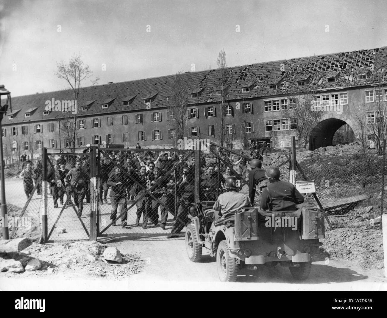 Camp de prisonnier de guerre, Kitzingen, Bavaria, avril 1945. Artiste : Inconnu Banque D'Images