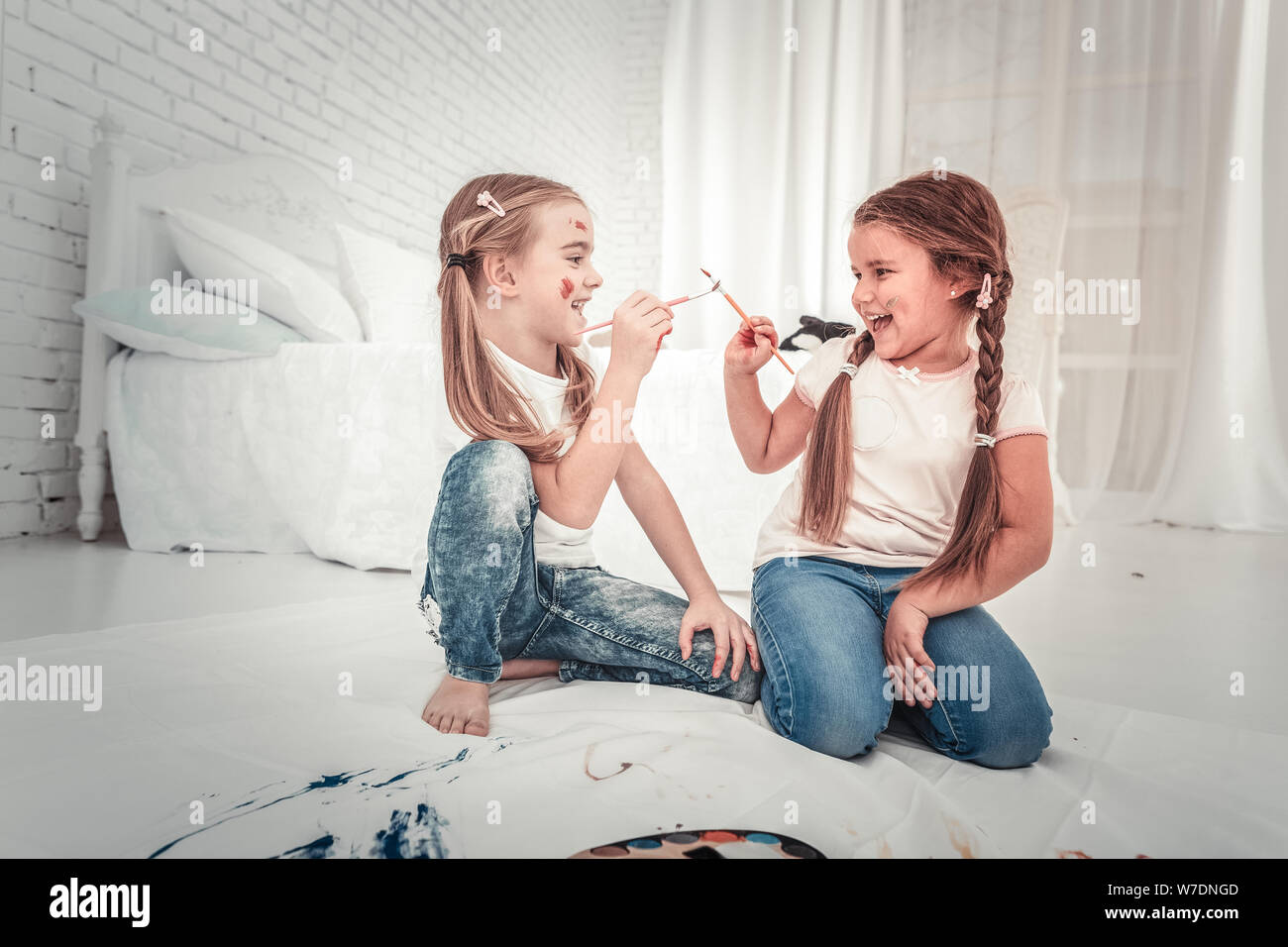 Adorable petite filles dessin dans chambre blanche Banque D'Images