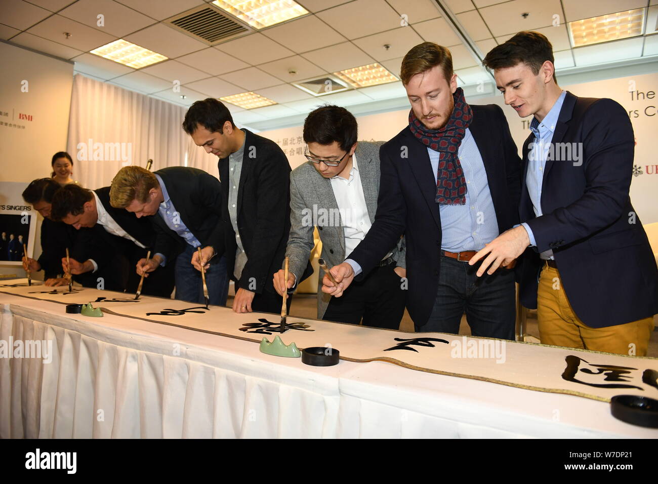Les membres de l'ensemble vocal britannique King's Singers apprendre à écrire calligraphie chinoise lors d'une conférence de presse au cours de la fête de la musique de Beijing à Bei Banque D'Images