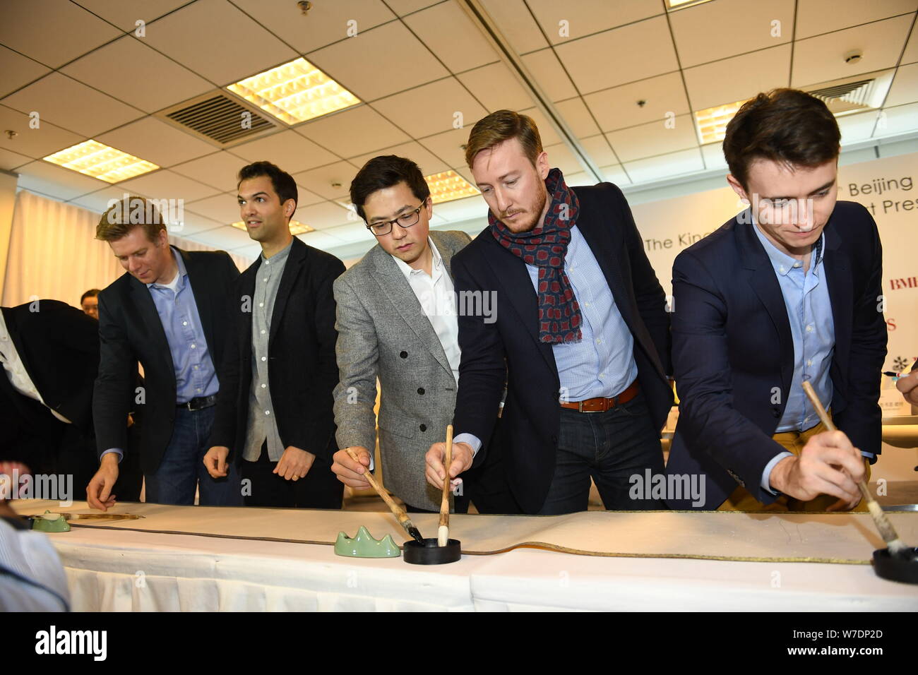 Les membres de l'ensemble vocal britannique King's Singers apprendre à écrire calligraphie chinoise lors d'une conférence de presse au cours de la fête de la musique de Beijing à Bei Banque D'Images
