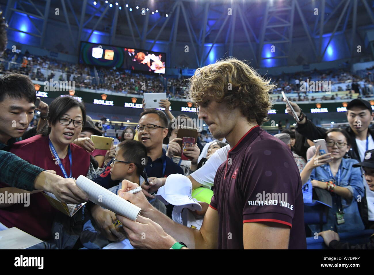 Alexander Zverev de l'Allemagne signe des autographes pour les fans après avoir battu Aljaz Bedene de l'Angleterre dans leur deuxième match du masculin au cours de Banque D'Images