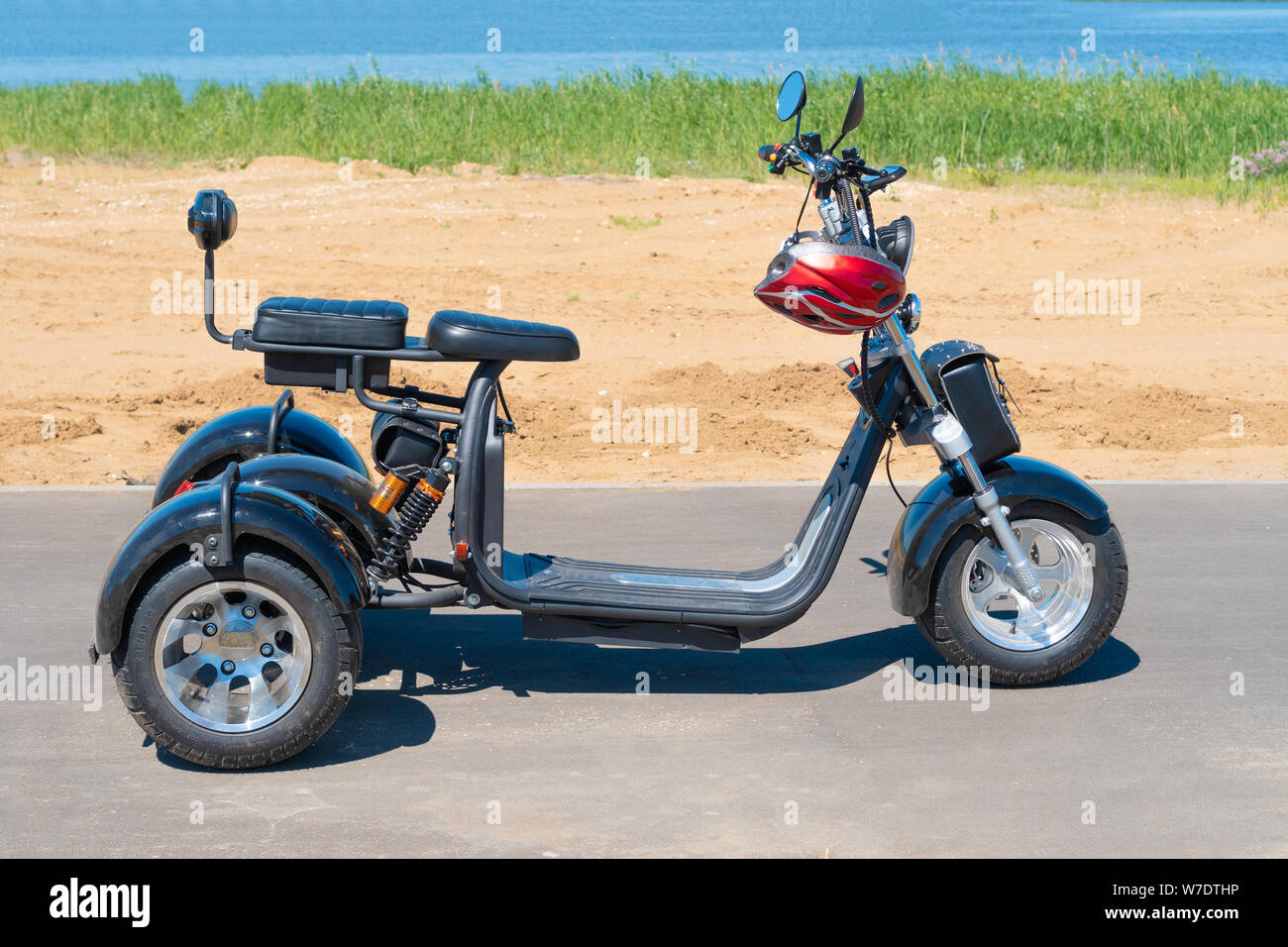 La Russie, Bolgar - Juin 08, 2019 Gali Kol Resort&Spa : moto électrique à  trois roues sur la plage. Marcher sur un scooter électrique à l'été Photo  Stock - Alamy