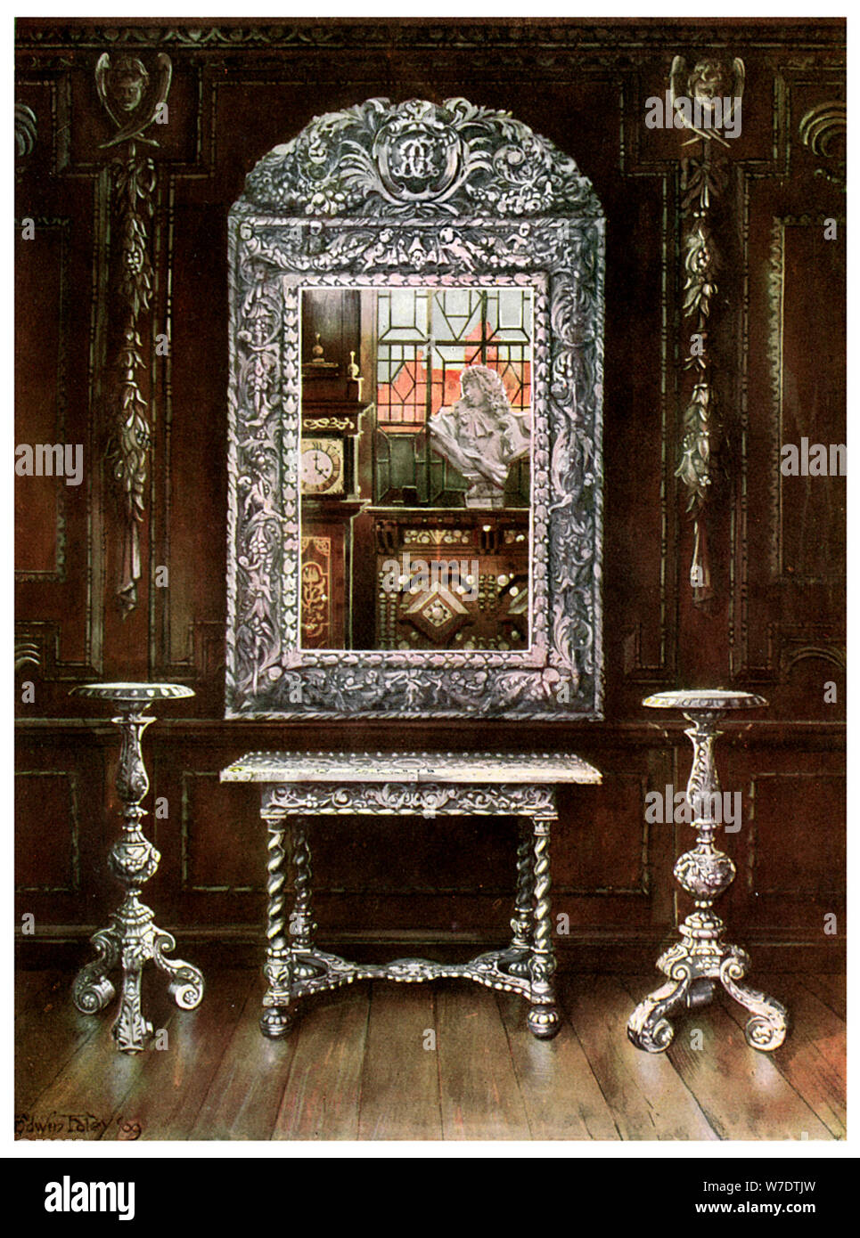 Miroir, gueridons, et couvrit la table avec plaques d'argent, 1910.Artiste : Edwin Foley Banque D'Images