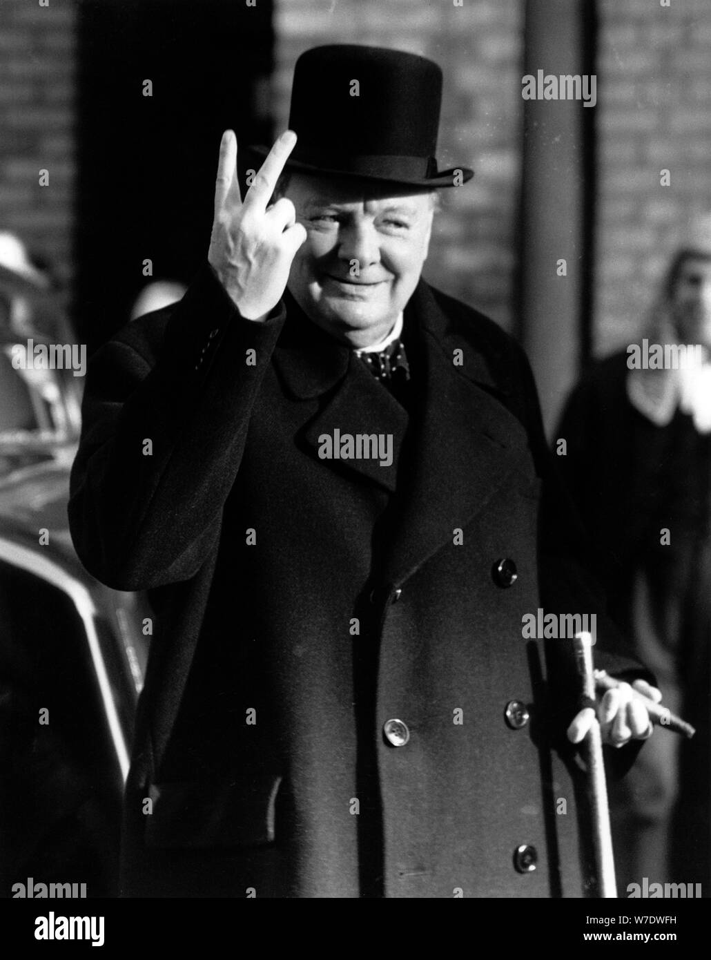 Winston Churchill faisant son célèbre signe V de la Victoire, 1942