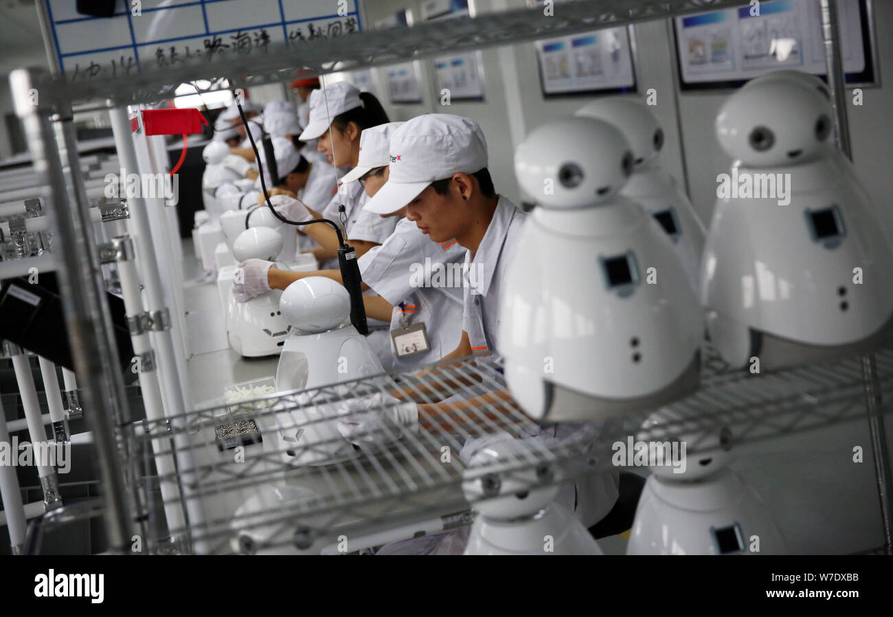 Des travailleurs chinois produisent des robots sur la chaîne de montage de la plus grande base de production pour des robots robotique PartnerX Shanghai Co., Ltd. à Changzhou Banque D'Images