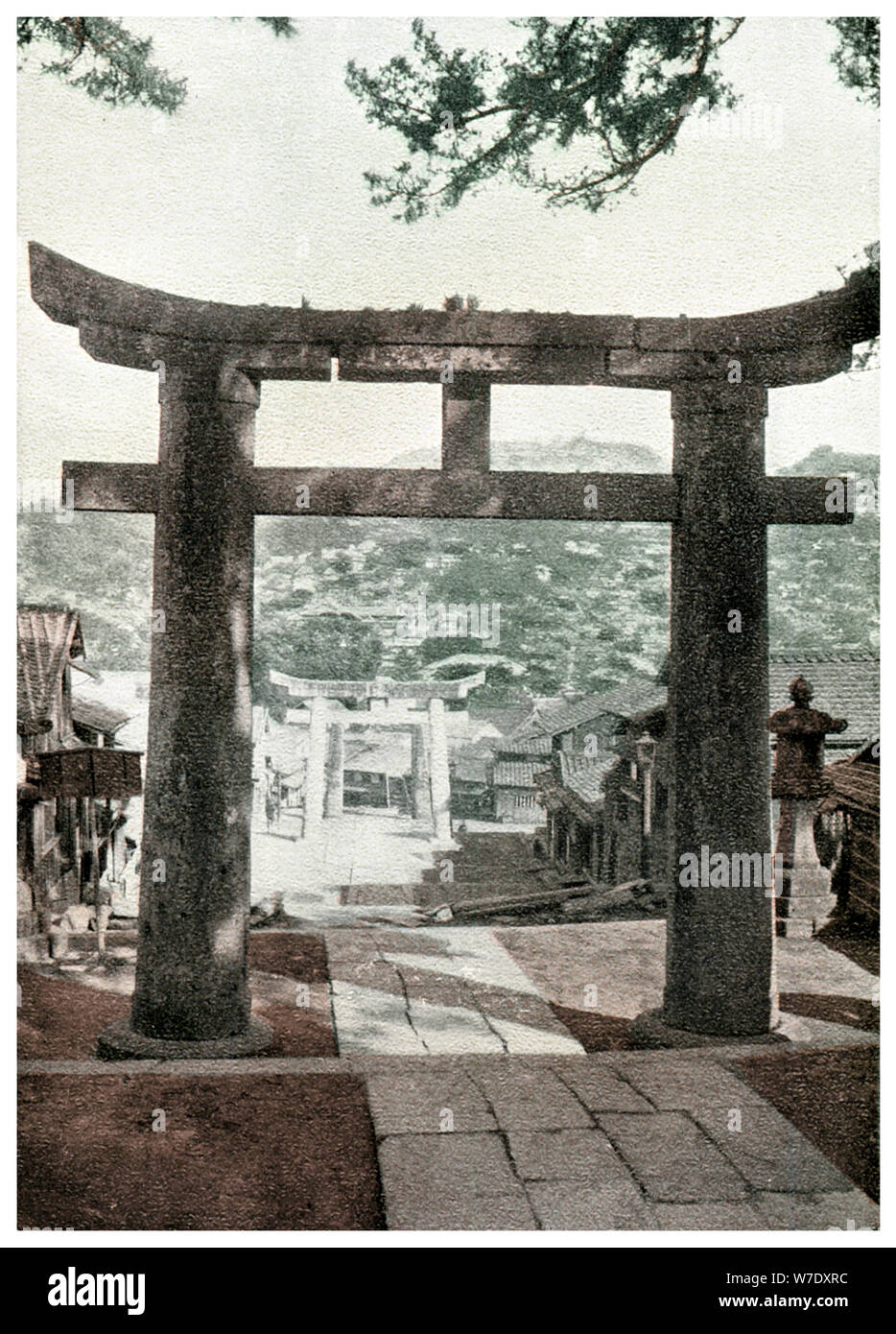 Torii en pierre, Suwa Temple, Nagasaki, Japon, 1904. Artiste : Inconnu Banque D'Images